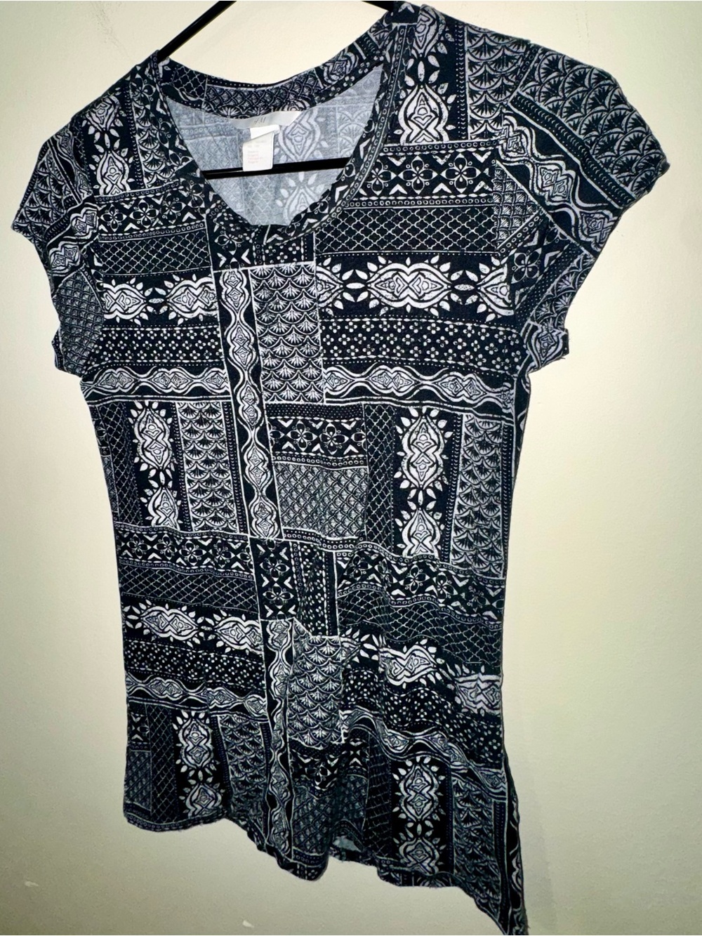 H&M Black & White Geometric Patterned Scoop Neck Short Sleeve Top